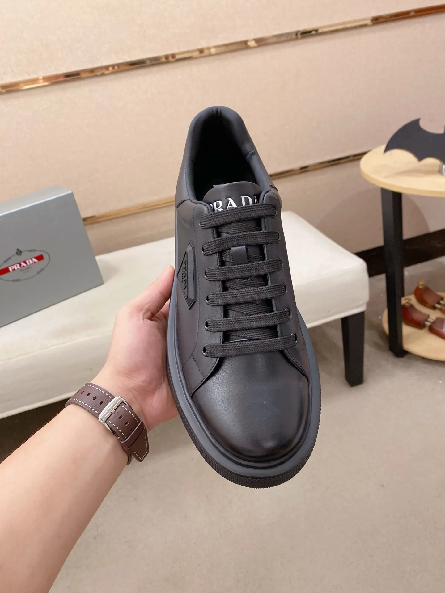 Men's shoes 💰 580💰 ✔️✔️✔️High version High-quality new PRADA (Prada) counters are launched simultaneously, new men's shoes, 😘fabrics are selected from first-layer cowhide fabrics. Lining: Imported cowhide leather lining. 👍🏿High-end☄️Open-molded non-slip rubber outsole, exquisite lines, simple and elegant, comfortable and high-end for leisure travel. Code number: 38 to 45